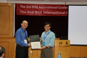 Prof. Qiu deliveries “Certificate of Appreciation” to Ohio State University Prof. Xiaodong Zhang